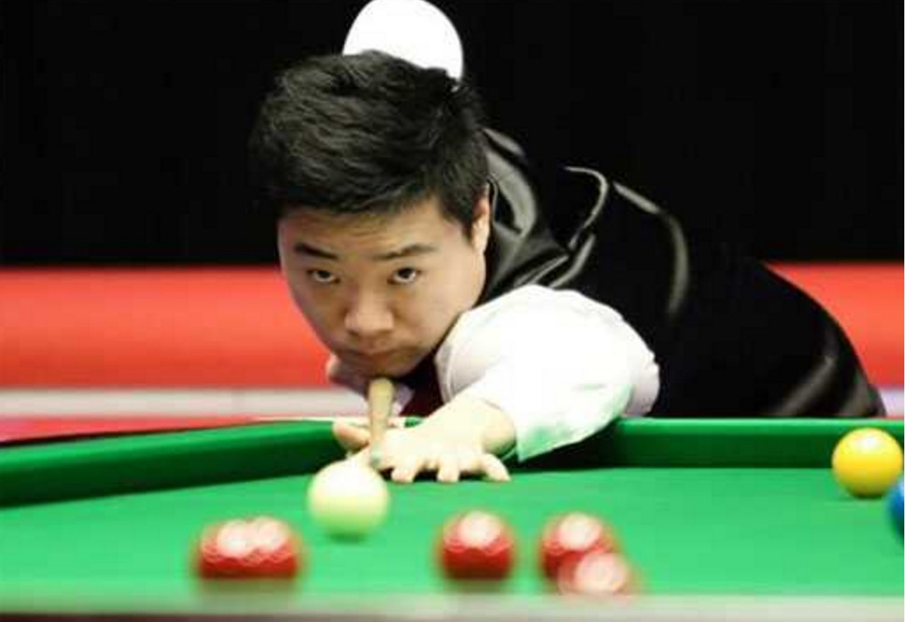 与多名年轻 与多名年轻